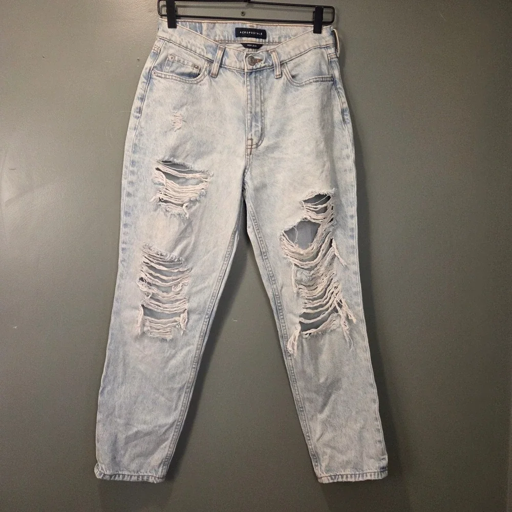Aeropostale Women's Mom Jean Size 6 Distressed Tapered Leg Light Acid Wash Denim - Picture 1 of 9